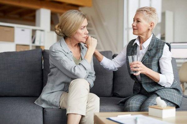 Quali sono i segni di un possibile disturbo compulsivo in un gatto di razza Maine Coon?