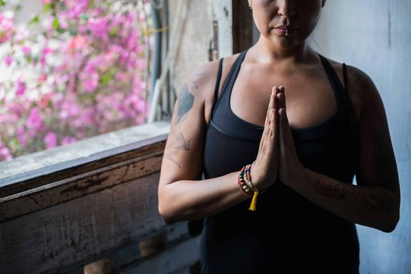 Come può la mindfulness migliorare la relazione insegnante-studente in contesti scolastici difficili?